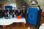 g. Claudio Maria Decolle, predsednik sosedskega kluba Gorizia iz Italije in g. Aleksander Gaberščik, predsednik RC Nova Gorica simbolično razvijeta zastavo Evropske skupnosti g. Claudio Maria Decolle, predsednik sosedskega kluba Gorizia iz Italije in g. Aleksander Gaberščik, predsednik RC Nova Gorica simbolično razvijeta zastavo Evropske skupnosti