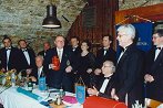 g. Edgar Piskernik, guverner Distrikta 1910 izroča rdečo svetilko - prehodni simbol najmlajšega kluba v distriktu g. Edgar Piskernik, guverner Distrikta 1910 izroča rdečo svetilko - prehodni simbol najmlajšega kluba v distriktu