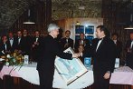 g. Maks Babuder, predsednik botrskega kluba Portorož izroča predsedniku RC Nova Gorica, g. Aleksandru Gaberščiku darilo - umetniško sliko g. Maks Babuder, predsednik botrskega kluba Portorož izroča predsedniku RC Nova Gorica, g. Aleksandru Gaberščiku darilo - umetniško sliko